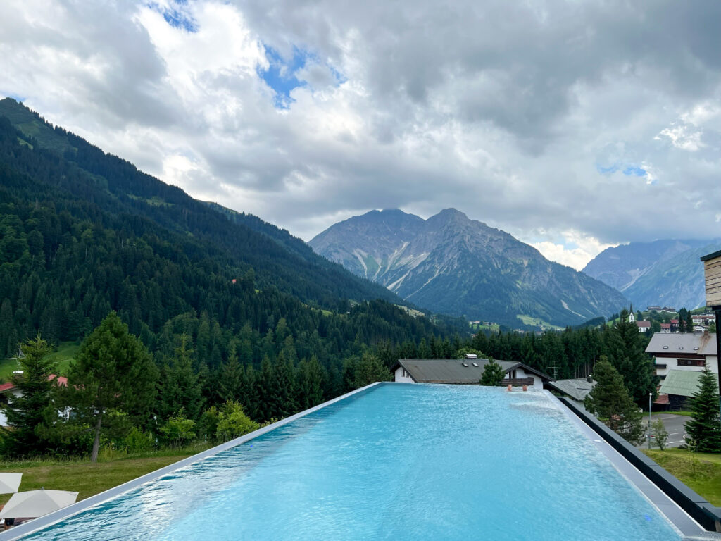 Dieses Bild hat ein leeres Alt-Attribut. Der Dateiname ist Travel-Charme-Ifen-Hotel-Kleinwalsertal-Vorarlberg-auf-365Austria-buchen-by-Paul-Weindl-3004-1024x768.jpg