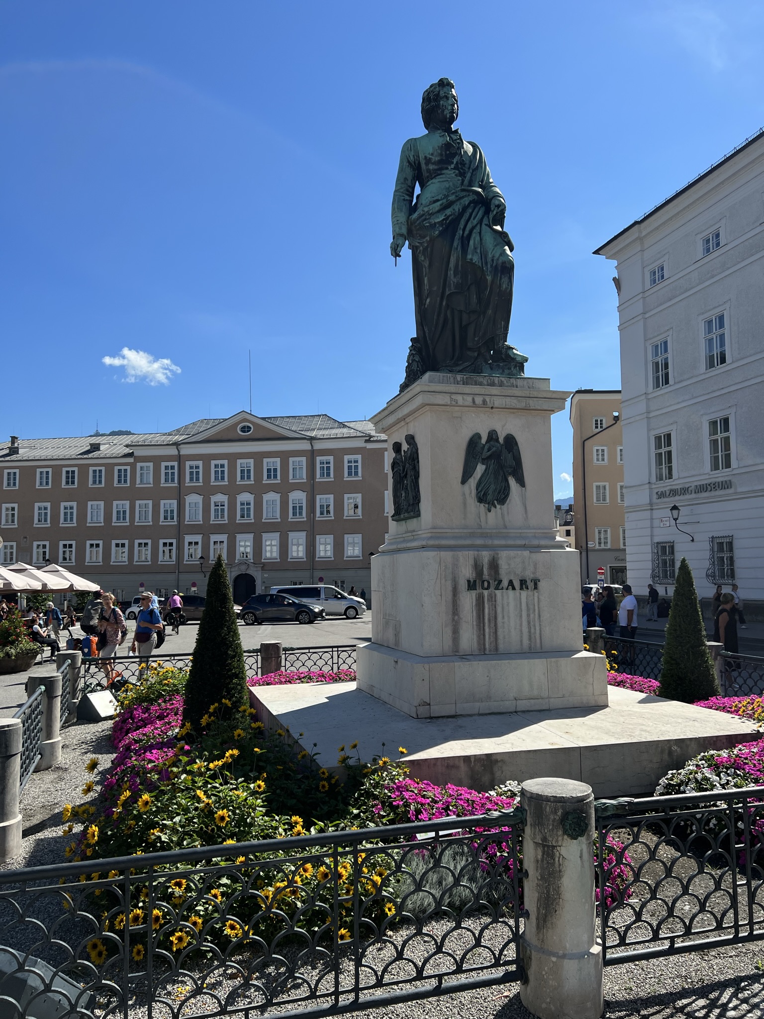 Mozartplatz & Mozart-Denkmal