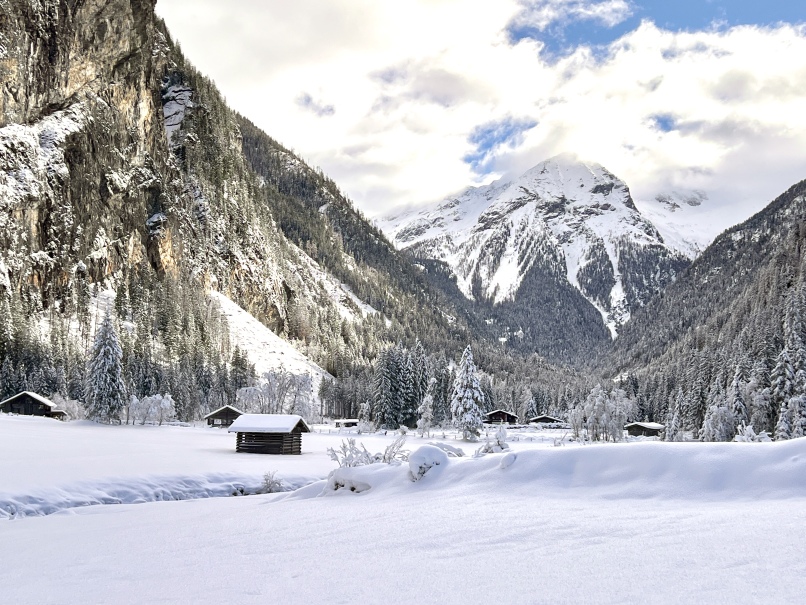Bad Gastein, ein Dorf in den Bergen, verwandelt sich in ein Winterwunderland mit schneebedeckten Landschaften.