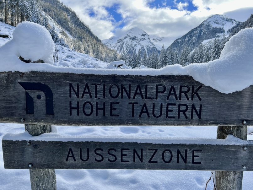Entdecken Sie die atemberaubende Schönheit des Nationalparks Hohe Tauern bei einer Winterwanderung durch das bezaubernde Kötschachtal in Bad Gastein.